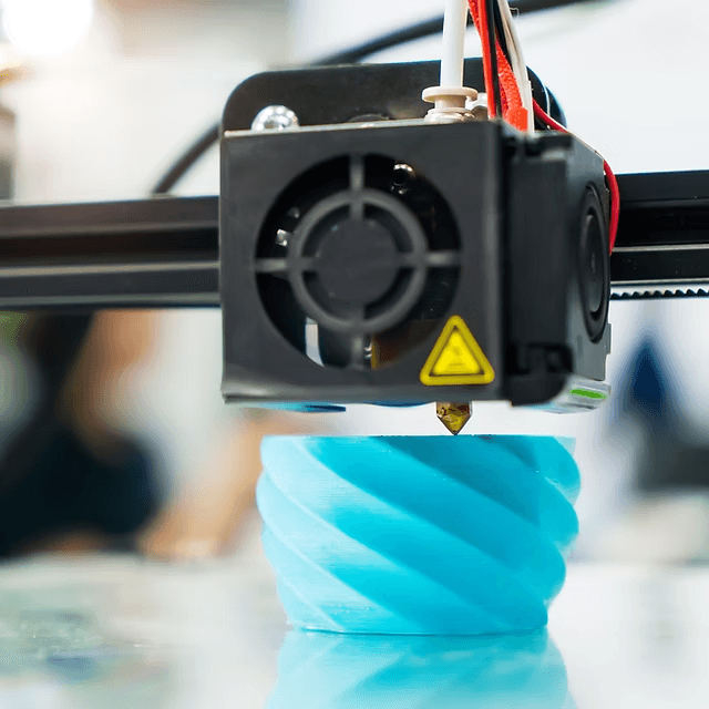 Impressora 3D FDM extrudando filamento azul com bocal de metal
