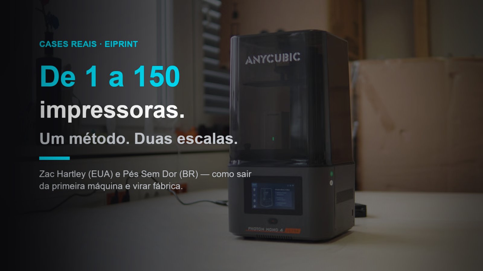 Impressora Anycubic Photon Mono 4 em bancada doméstica com pôster editorial "De 1 a 150 impressoras · Zac Hartley e Pés Sem Dor" sobreposto em ciano
